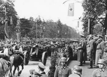 Kaltblutbespannte Geschütze bei dem Vorbeimarsch am Führer in Warschau am 5.10.1939.
