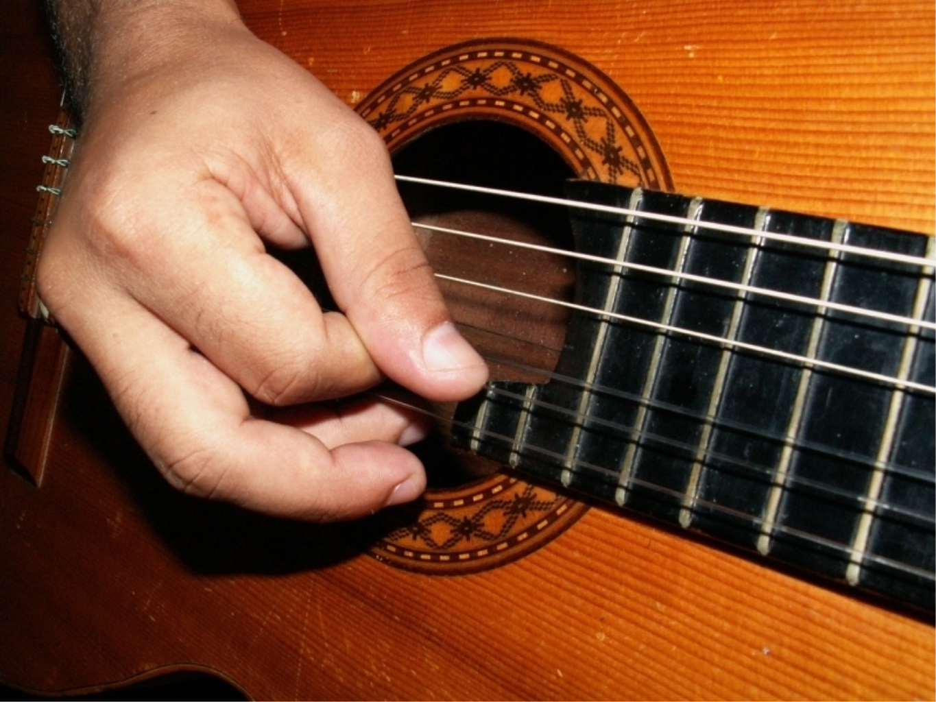 игра на акустической гитаре. мастер по гитарам. перебор на гитаре фото. перебирая струны. перебирая струны.