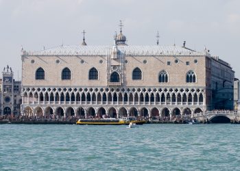 photograph of of the doges palace in venice