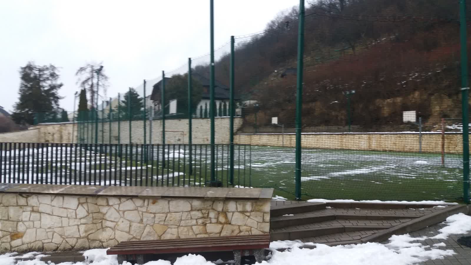 Kazimierz Dolny: czy szkolne boisko zostanie przeniesione z terenu dawnego cmentarza?