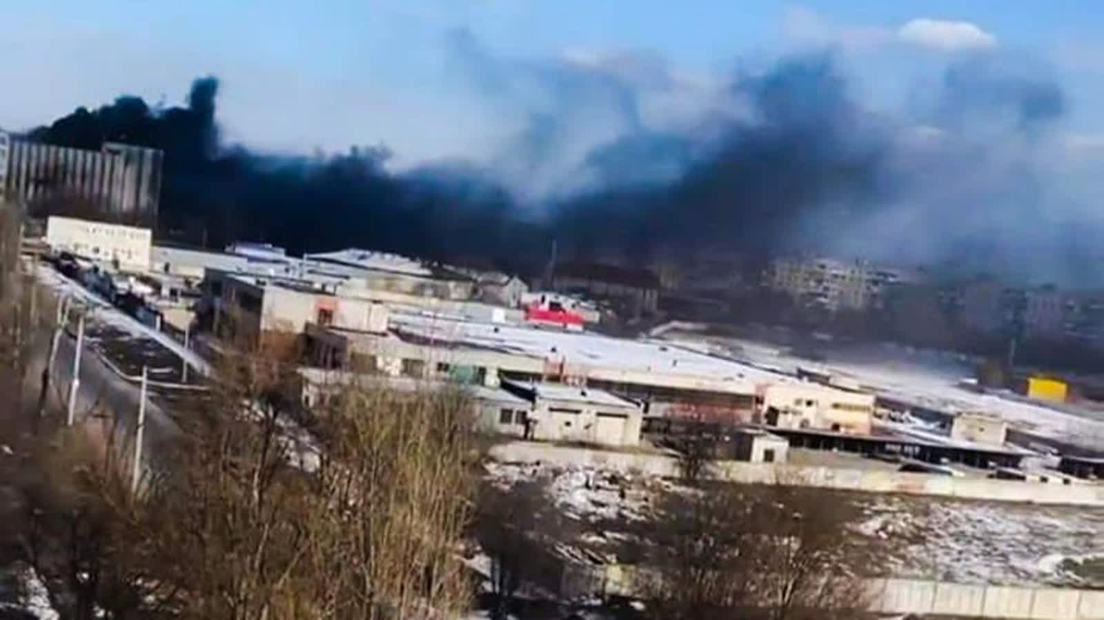 воронка от точки у в донецке. какой город попал под обстрел. какой город попал под обстрел. центр харькова после обстрела. 2022.