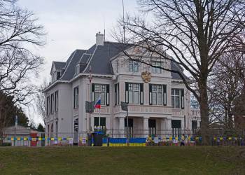 hague russian embassy with ukrainian protest flags 2022 03 29 165533