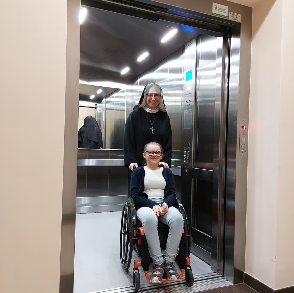 Nowoczesna winda i samochód. Benedyktynkom z Puław będzie łatwiej opiekować się niepełnosprawnymi dziećmi 2 20230111_084151.jpg