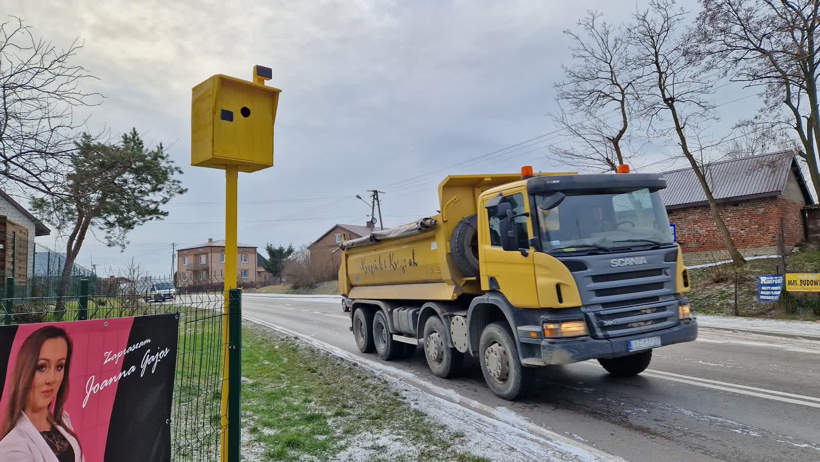 Kierowcy zwalniają na widok... budki dla ptaków. Karmnik do złudzenia przypomina fotoradar 2 20230130_092510.jpg