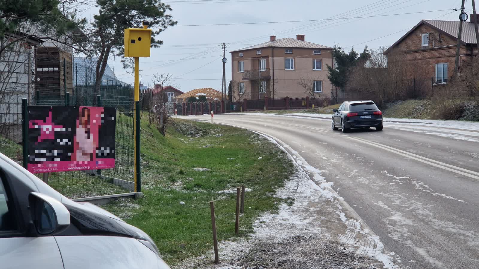 Kierowcy zwalniają na widok... budki dla ptaków. Karmnik do złudzenia przypomina fotoradar 3 20230130_092739.jpg