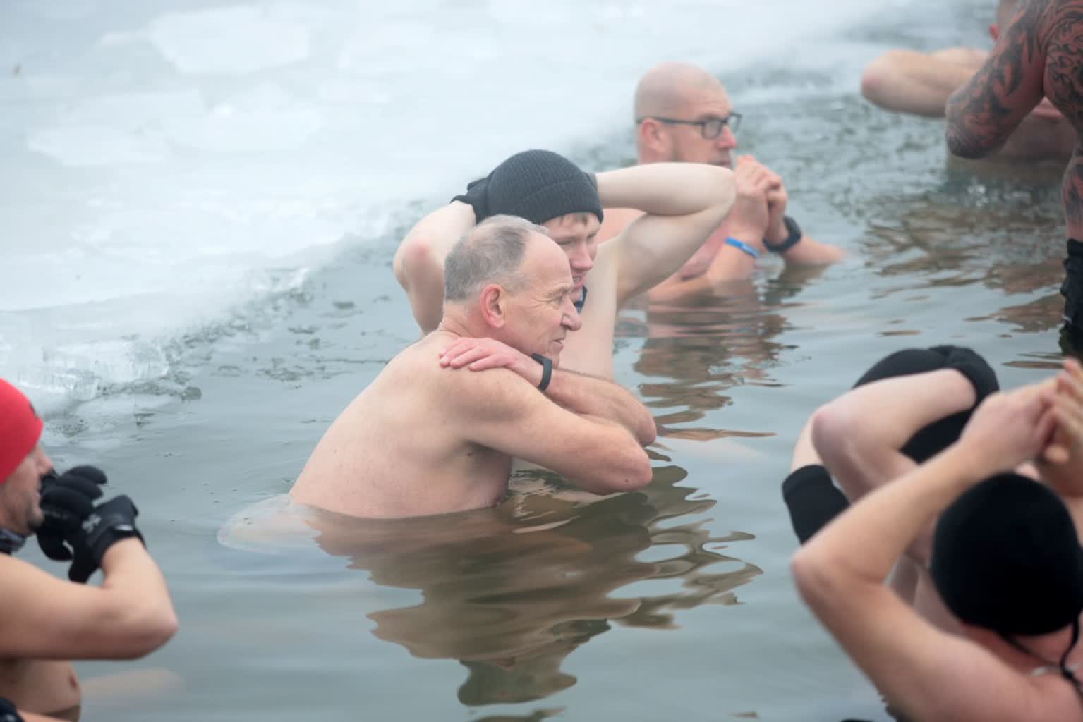 "Najważniejsze jest zdrowie". Morsy wskoczyły do zimnego zalewu 2 pm_morsy-251222-019-2022-12-25-153110.jpg