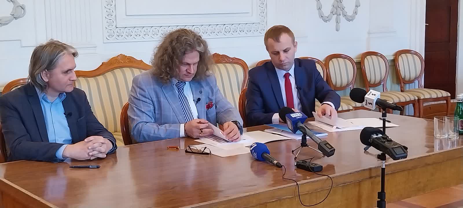 Umowa podpisana. Trzy drogi w powiecie lubartowskim czeka gruntowny remont 2 20230215_140932.jpg