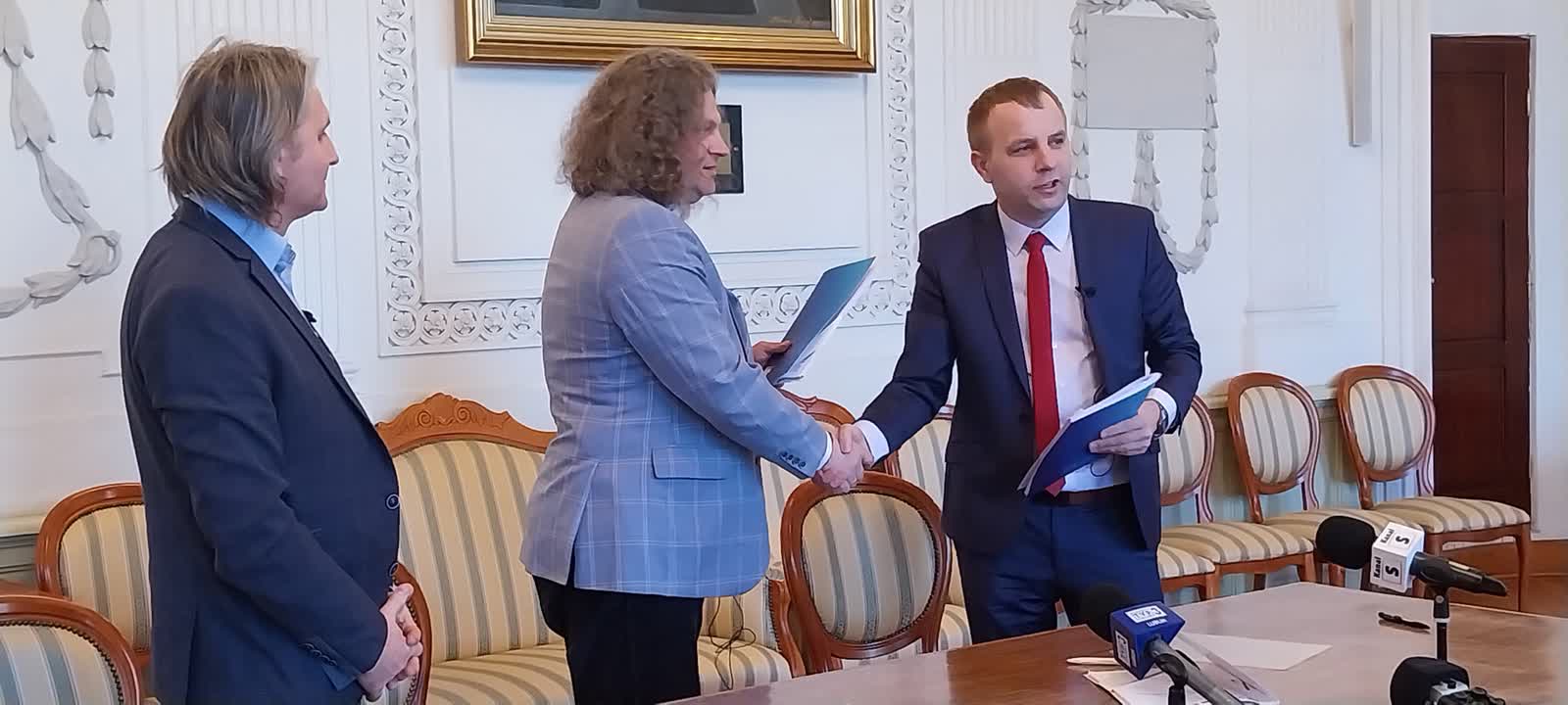 Umowa podpisana. Trzy drogi w powiecie lubartowskim czeka gruntowny remont 3 20230215_141003.jpg