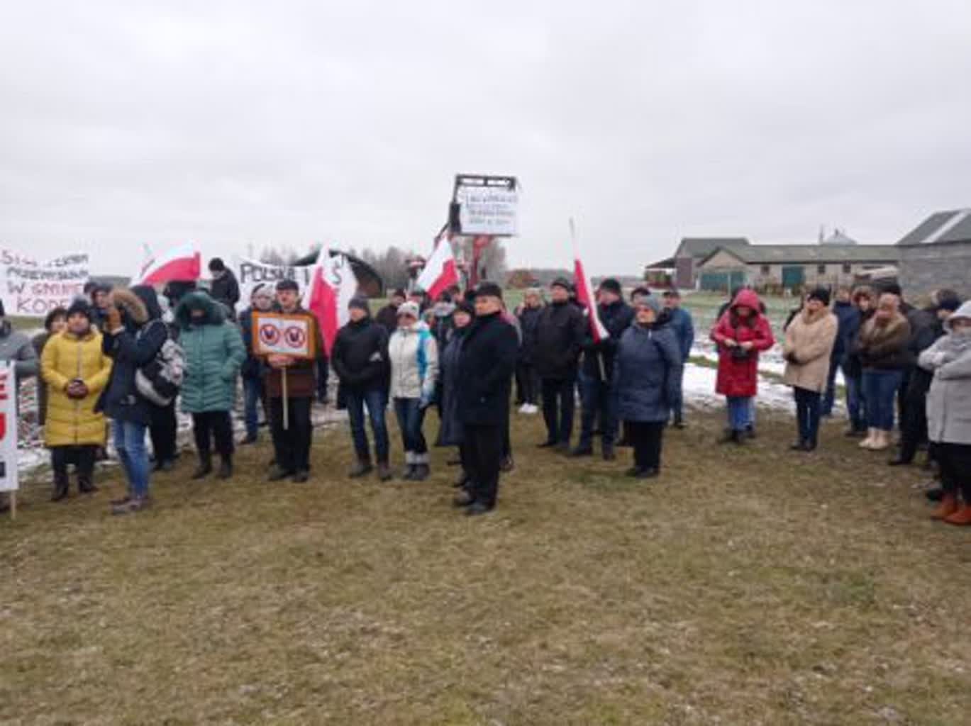 Mieszkańcy przeciw budowie kurzych ferm. „To nasza ziemia” 2 329649103_3516357811938283_1040680769636457506_n.jpg