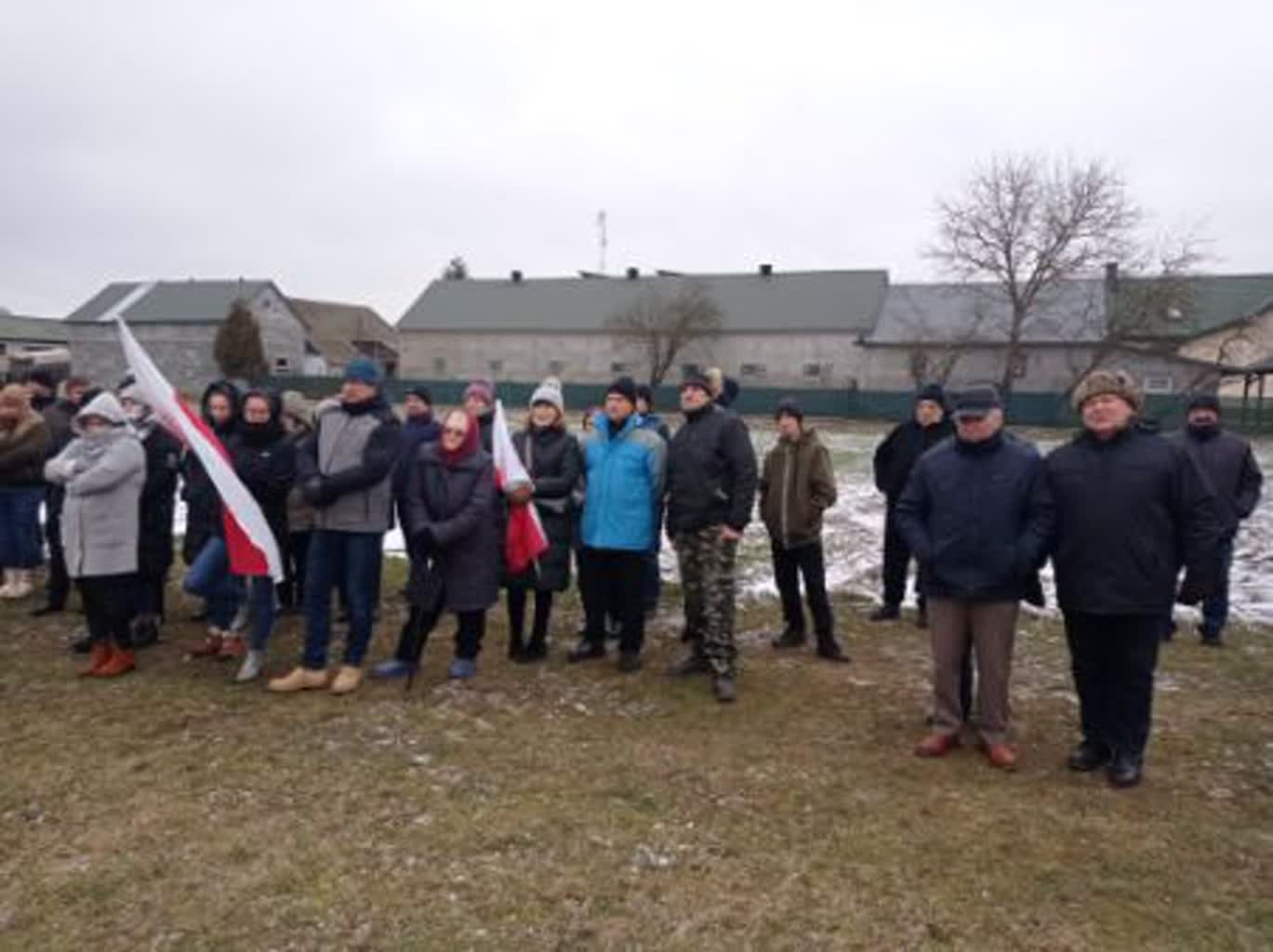 Mieszkańcy przeciw budowie kurzych ferm. „To nasza ziemia” 3 329737803_1122405582493288_7079665260384439193_n.jpg