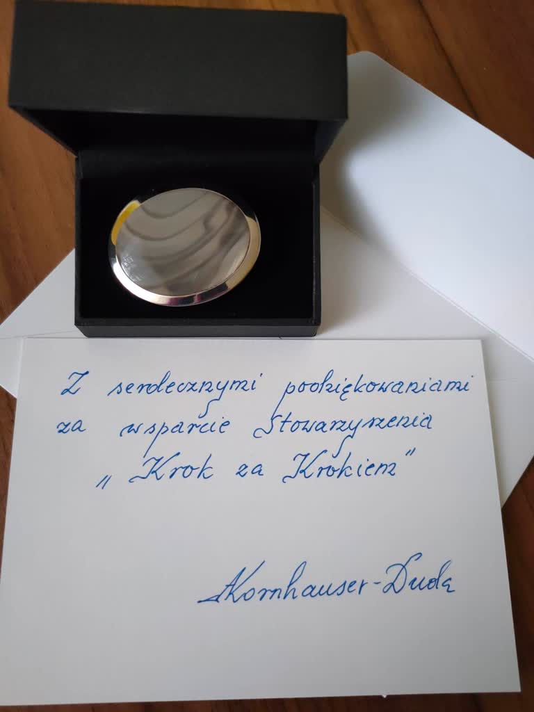 Zbiórka na zakup autobusu dla dzieci z niepełnosprawnościami. Pierwsza Dama przekazała srebrną broszę 2 330754958_3533717773564072_3977020895667328825_n.jpg