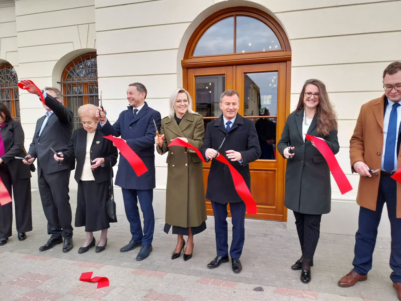 „Tu będziemy mogli rozwinąć skrzydła”. Hrubieszowskie Centrum Dziedzictwa im. Krystyny i Stefana Du Chateau już otwarte 2 330990406_1102466121154058_2303102630749443981_n.jpg