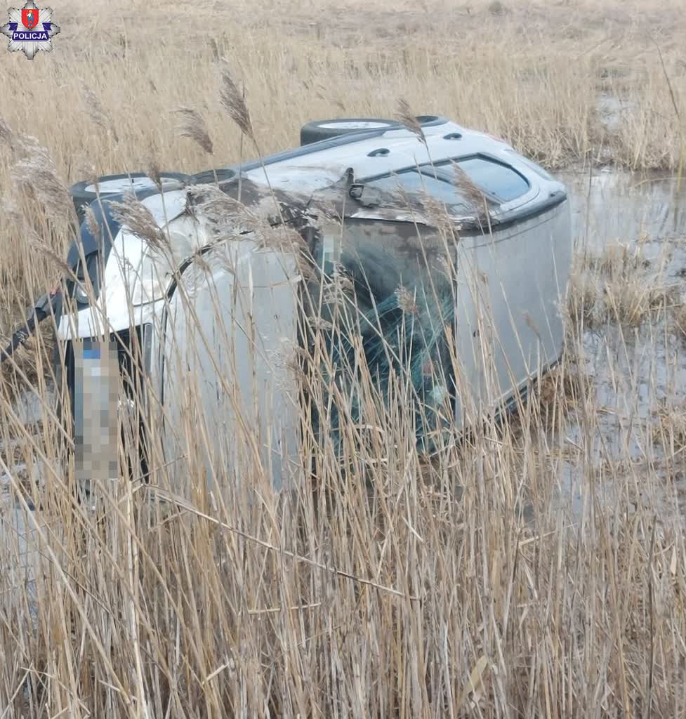 Pijany wjechał do przydrożnego rowu. Miał blisko 2 promile we krwi 2 361-217040.jpg