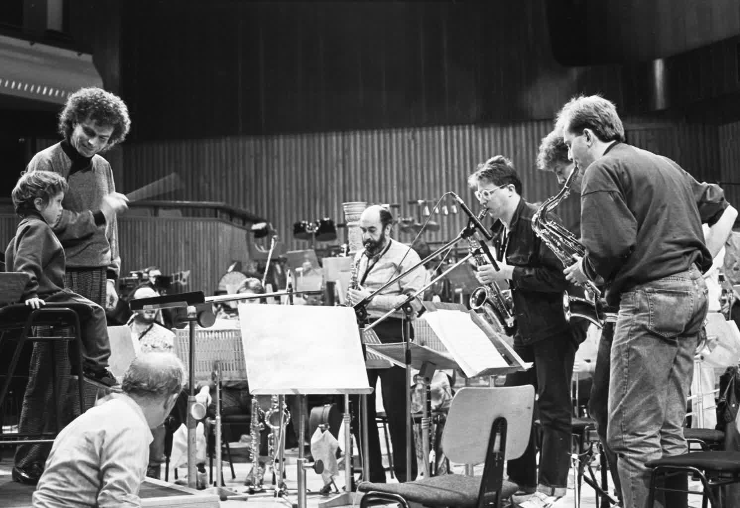 19.02.2023 Bolesław Lutosławski – alchemia portretu 5 5 Sacha Rattle jako chłopiec z ojcem Simonem Rattle dyrygentem.jpg