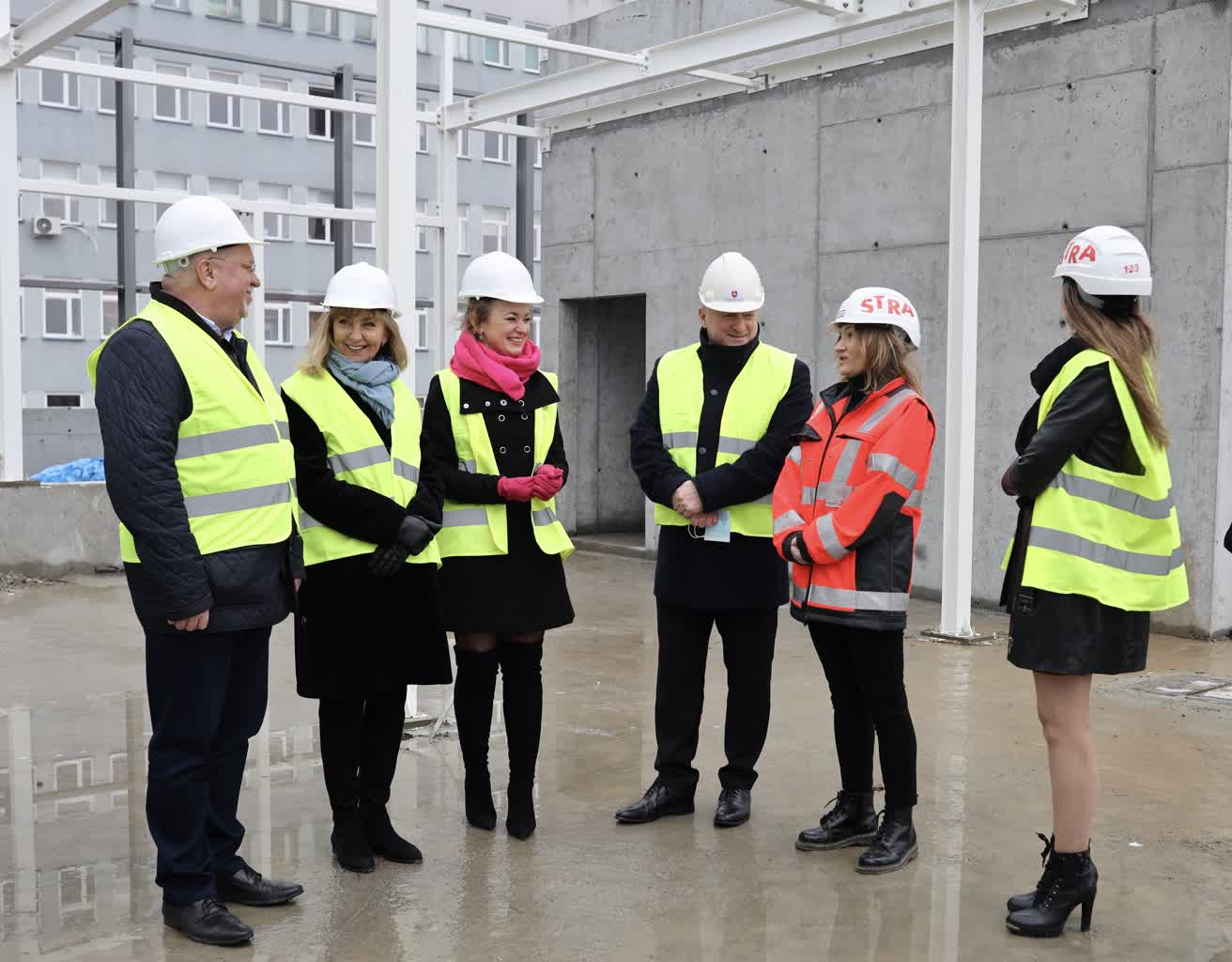 Postępy w budowie bloku R. Na nowej części szpitala przy al. Kraśnickiej zawieszono wiechę 2 68814310-B768-42FE-8C72-08CE5E2531DE.jpeg