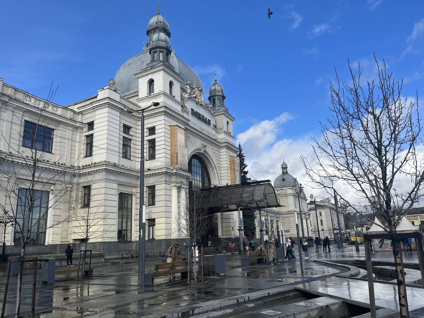 Wolontariusze pomagają na dworcu we Lwowie. Codziennie przyjeżdżają tu dwa pociągi ewakuacyjne 2 image00001.jpeg