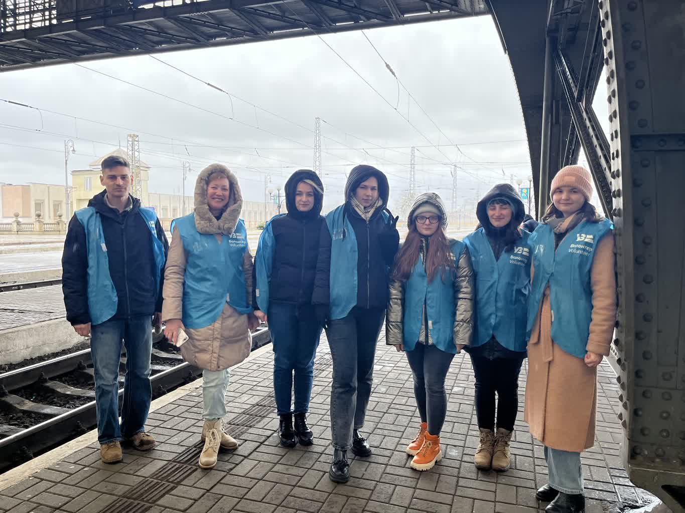 Wolontariusze pomagają na dworcu we Lwowie. Codziennie przyjeżdżają tu dwa pociągi ewakuacyjne 3 image00009.jpeg