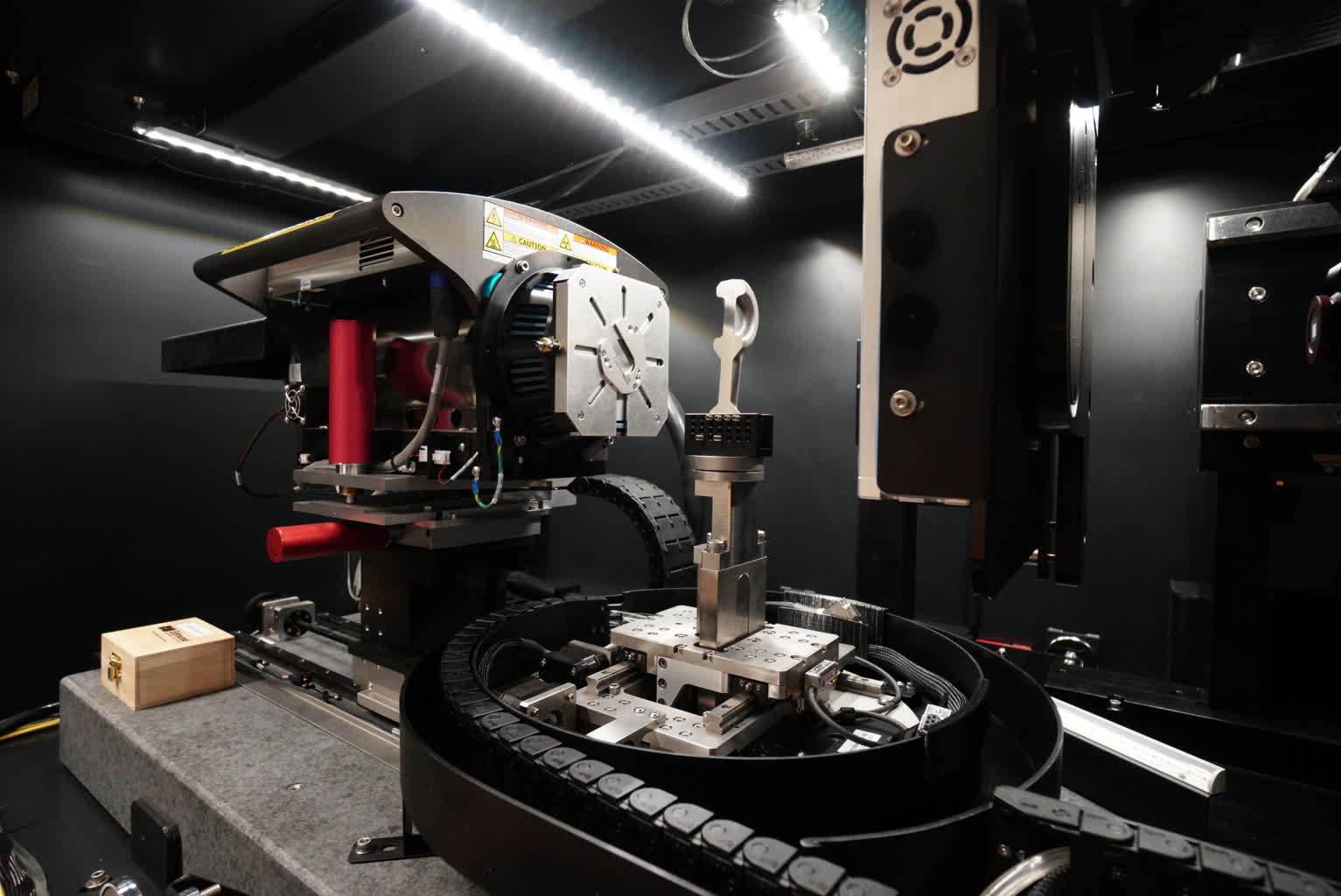 Zajrzą do wnętrza włosa. Naukowcy z Politechniki Lubelskiej mają nowoczesne narzędzie 2 nanotomograf1.JPG