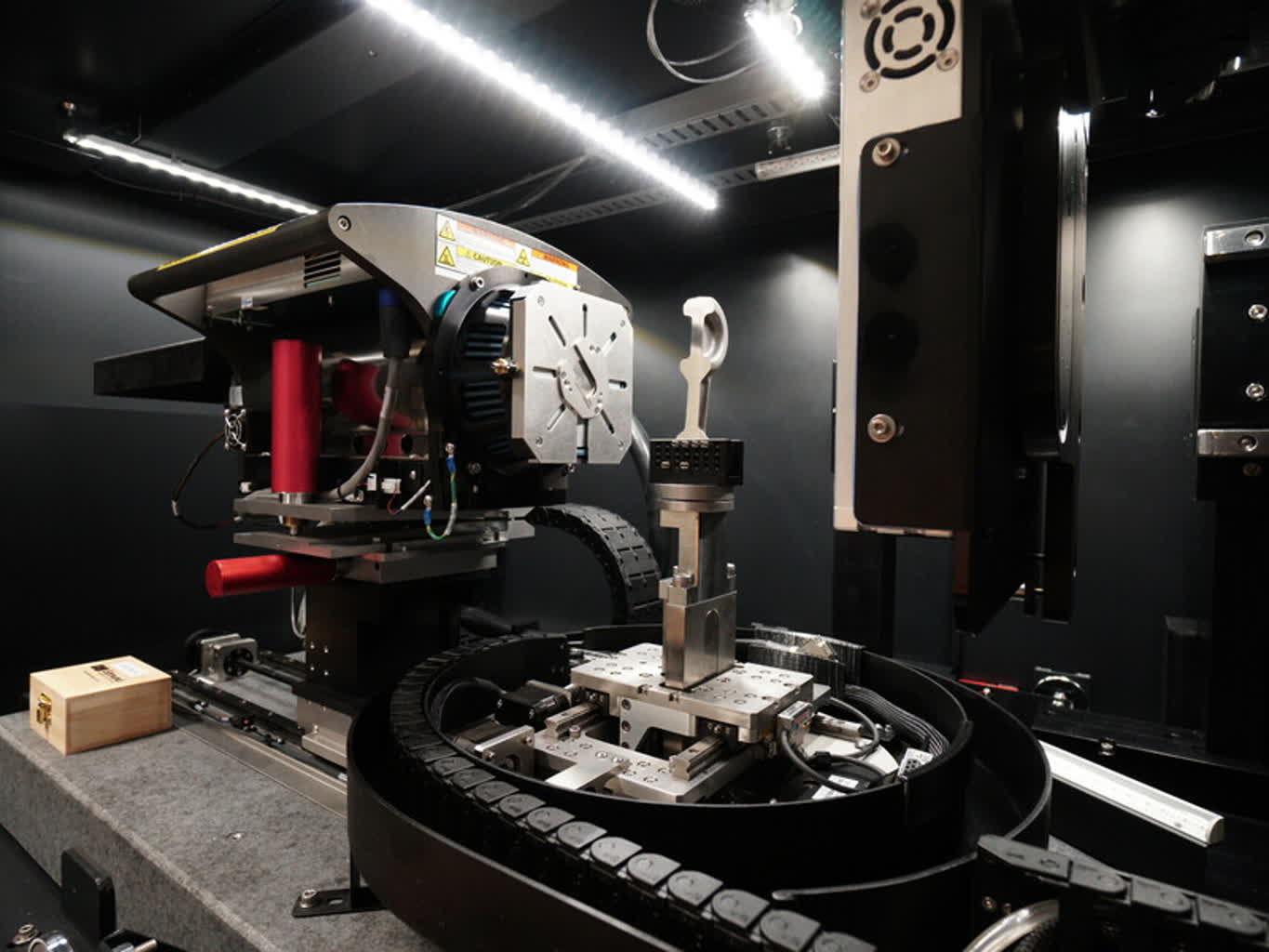 Lubelscy naukowcy poznają najskrytsze tajemnice materiałów. Wszystko dzięki nowoczesnemu urządzeniu 2 nanotomograf1.jpg