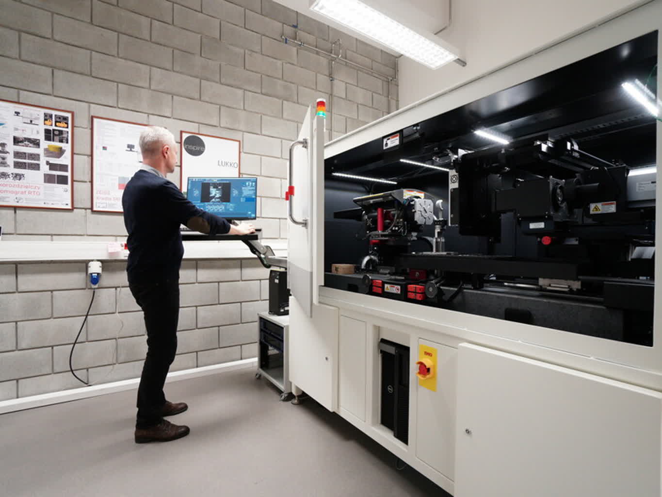 Politechnika Lubelska: nowoczesne urządzenie pomoże zgłębić tajemnice materiałów 2 nanotomograf2.jpg