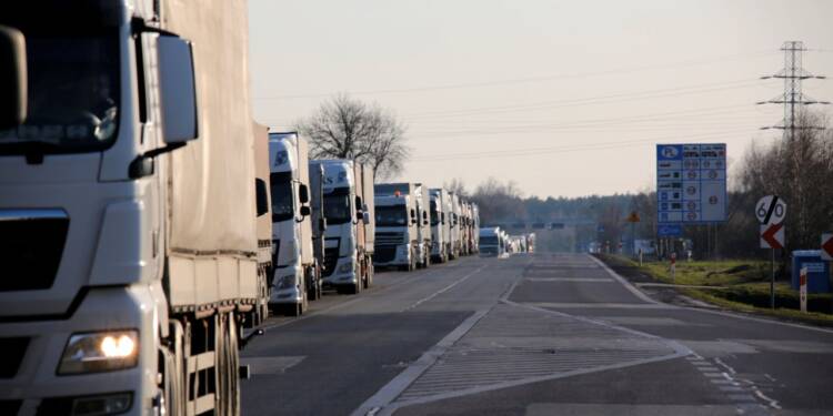 2020-03-24T17:18:26:00 ,  Fot. Piotr Michalski  2020.03.24. KUKURYKI / KROTOSZYN . RUCH TIR NA PRRZEJSCIU GRANICZNYM W KUKURYKACH / KROTOSZYNIE .