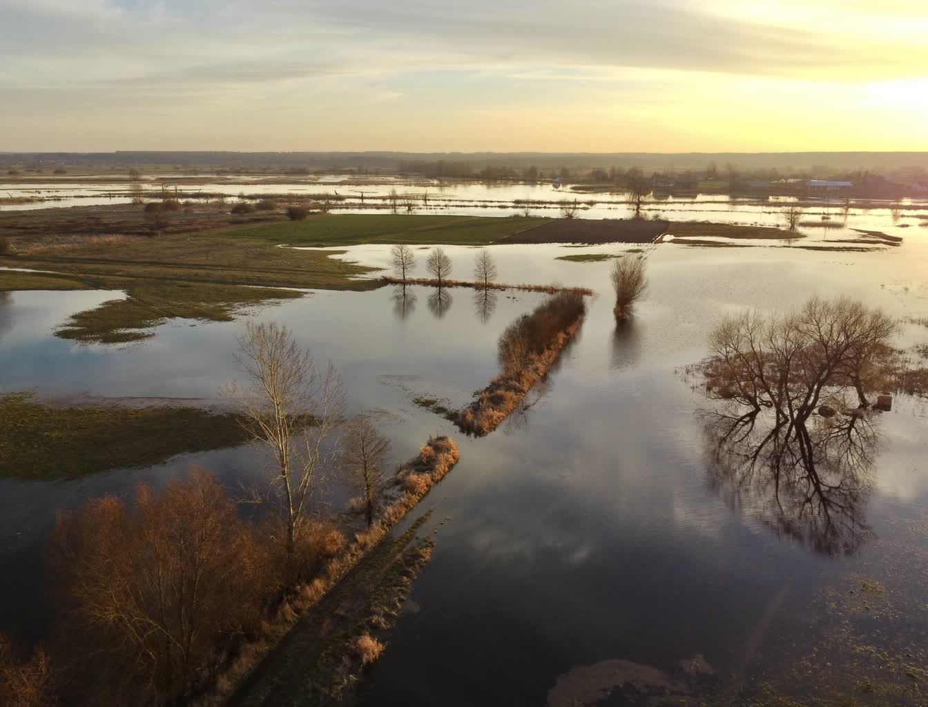 Spada poziom rzek w Lubelskiem, jednak woda wciąż wysoko 2 rze.jpeg