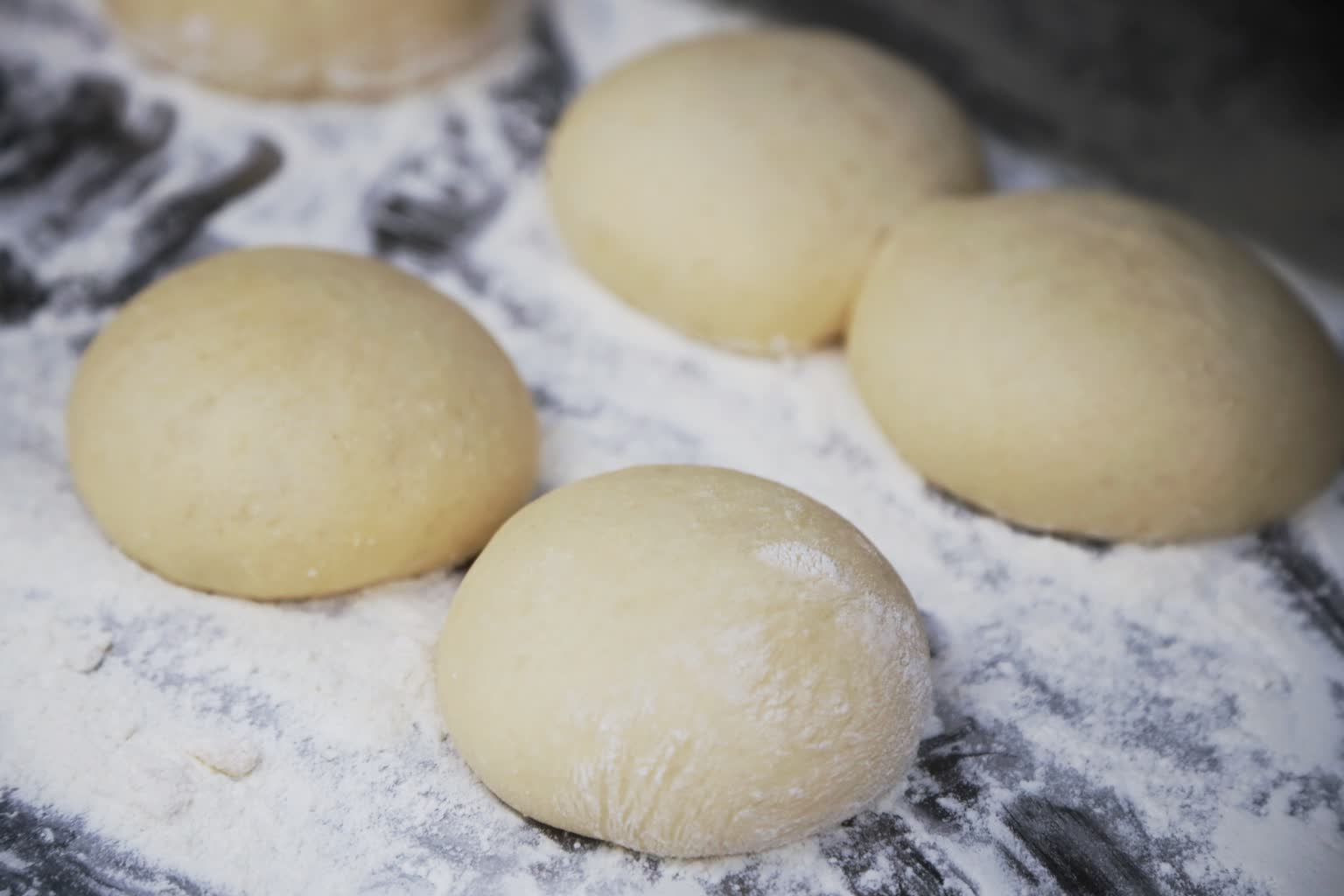 Tłusty czwartek. Dziś królują pączki i faworki 2 wieniawski-150223-008-2023-02-15-210303.jpg