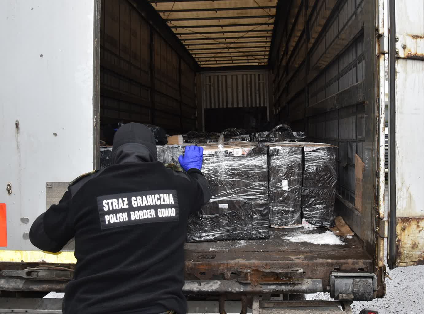 Terespol: udaremniono przemyt ponad 55 tys. paczek papierosów 2 12-230665_g.jpg