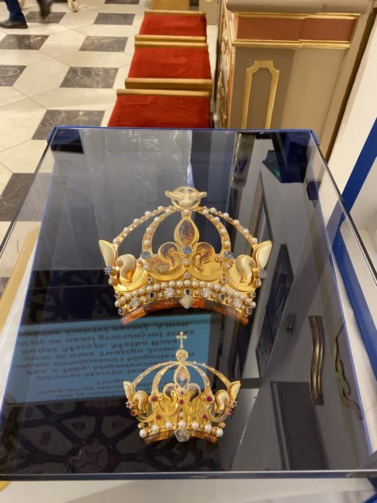 Pobłogosławił je papież. Nowe korony już w kodeńskim sanktuarium 2 333020735_923177349033107_2295022971454821439_n.jpg