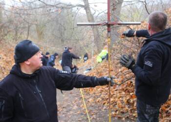 2021-11-16T10:34:16:00 ,  Fot. Piotr Michalski 
2021.11.16. LUBLIN . PRACE SONDAZOWE IPN NA TERENIE GORKI CZECHOWSKIE .
FOT. PIOTR MICHALSKI