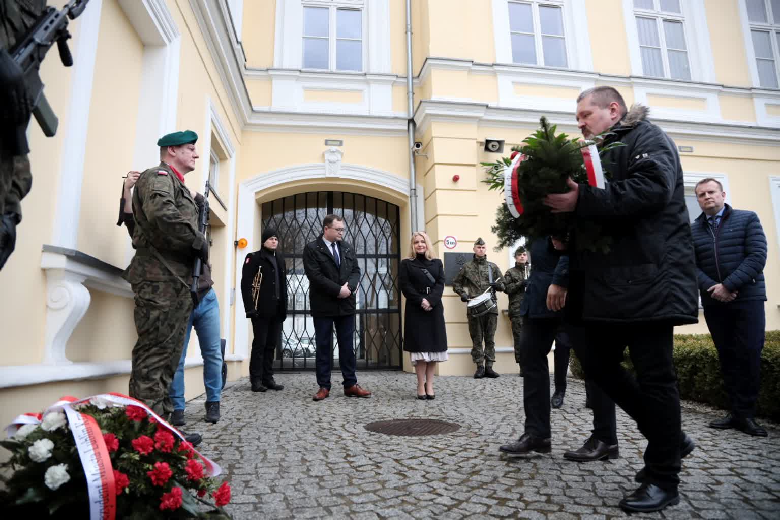 Wołanie o uszanowanie godności człowieka. W Lublinie upamiętniono Polaków ratujących Żydów 2 pm_kwiaty-240323-007-2023-03-24-125506.jpg