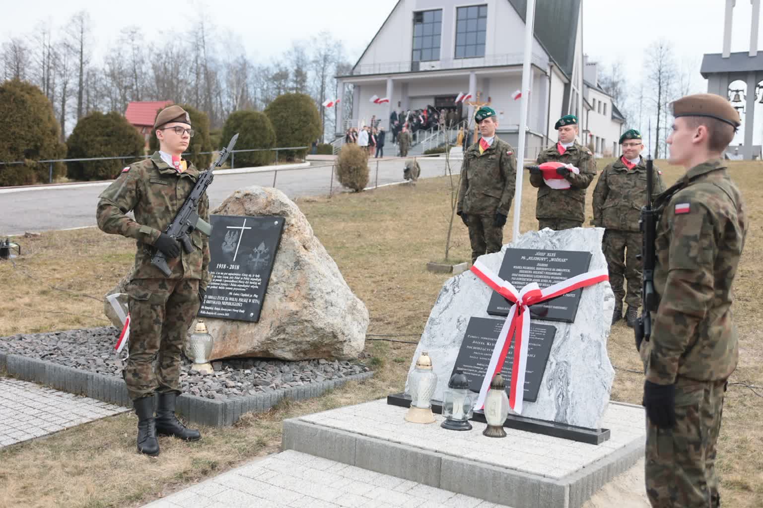 Pogrzeb Żołnierzy Niezłomnych. W Janowie Lubelskim spoczną "Rejonowy" i "Mordka" 3 tablice-200323-001-2023-03-20-131947.jpg
