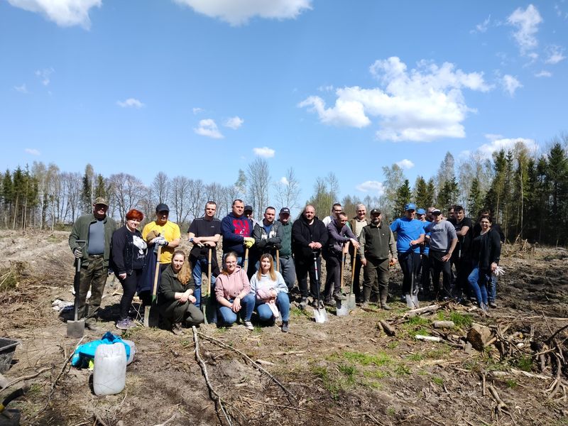 "Łączą nas drzewa". Niepełnosprawni posadziłi las 2 005.jpg