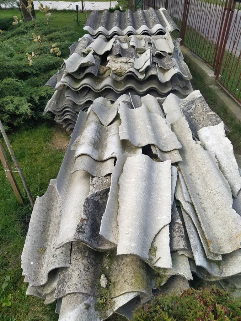 Problem w gminie Białopole. Niebezpieczny materiał zalega pod domami 2 340634488_1191442618233826_7619173898821946821_n.jpg