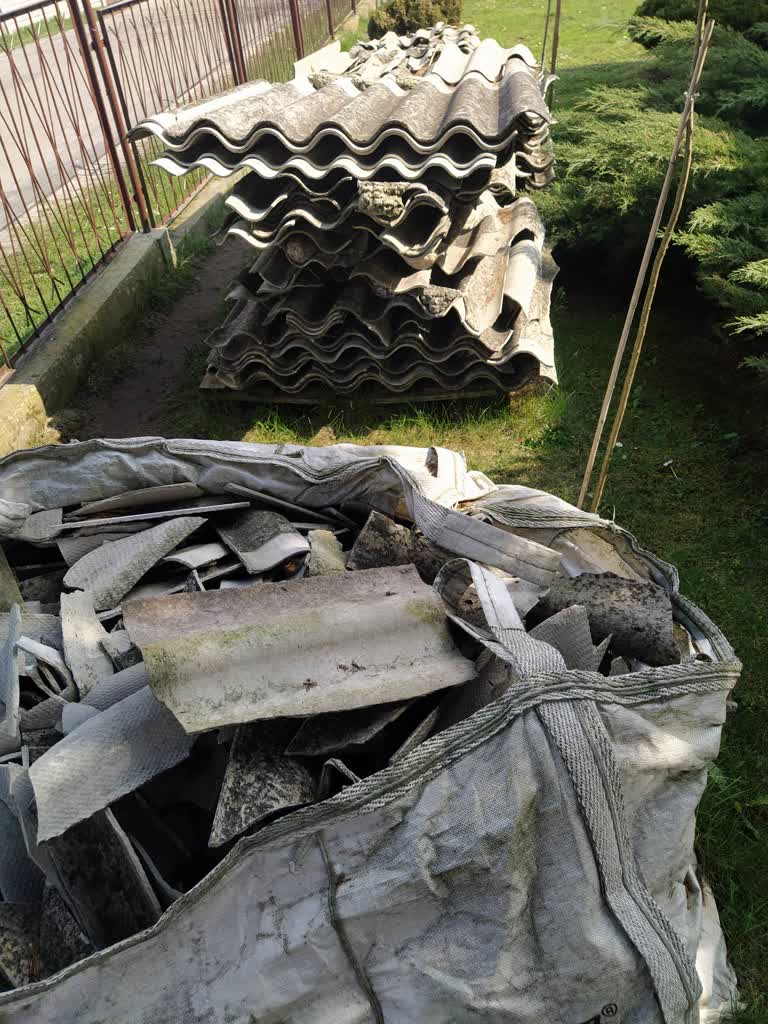 Problem w gminie Białopole. Niebezpieczny materiał zalega pod domami 3 340650705_703448921465832_8663467476545968058_n.jpg