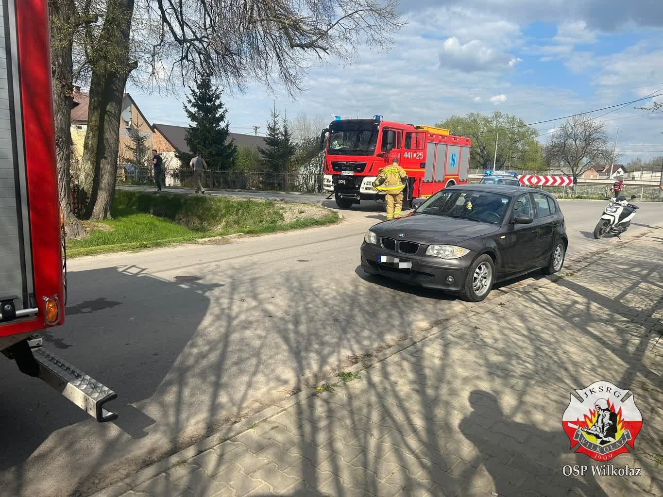 Zderzenie BMW i motoroweru. Dwie osoby trafiły do szpitala 2 342710106_775094653946103_3783291987316001453_n.jpg