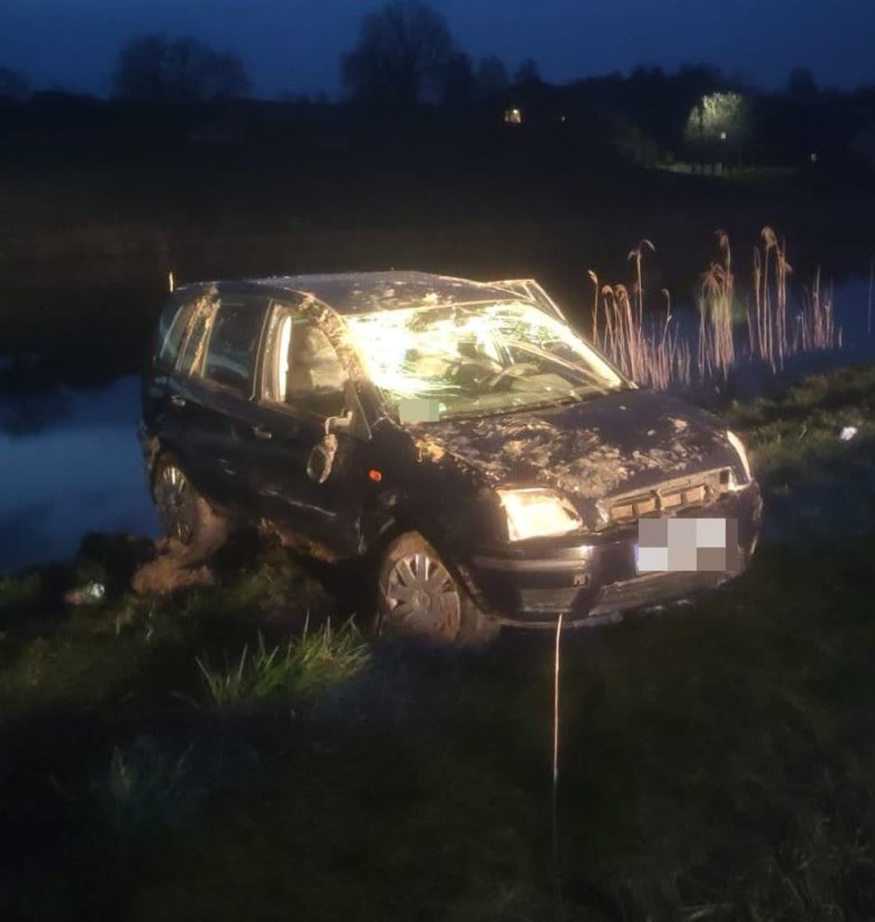 Wjechała do stawu. Tłumaczyła, że skończyły się jej hamulce 2 347-219039.jpg