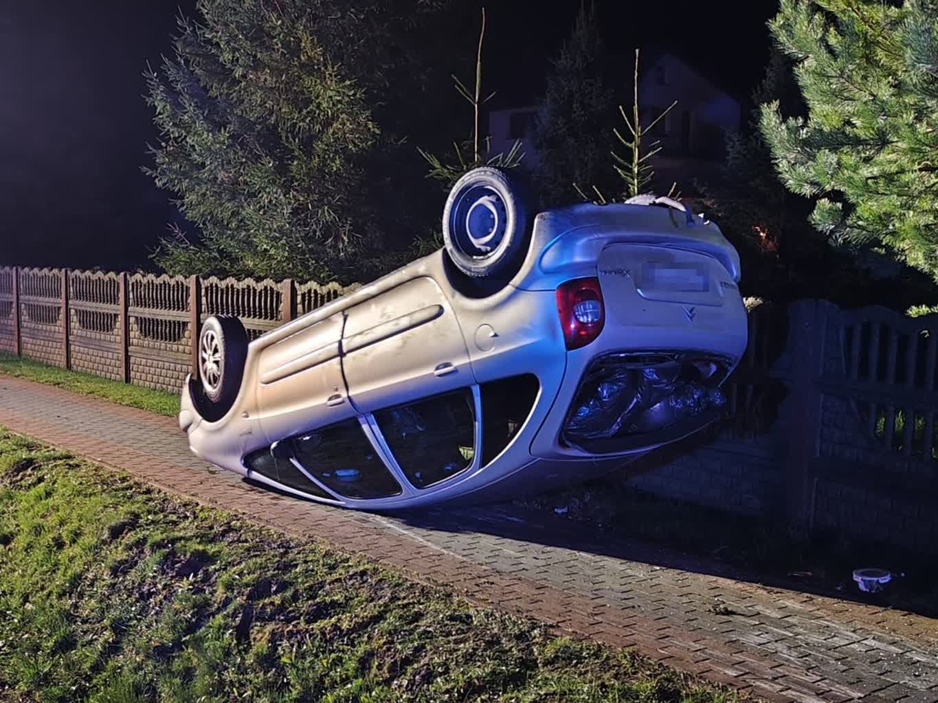 Wjechał w dom i dachował. 24-latek miał blisko 2 promile alkoholu we krwi 2 359-219301.jpg