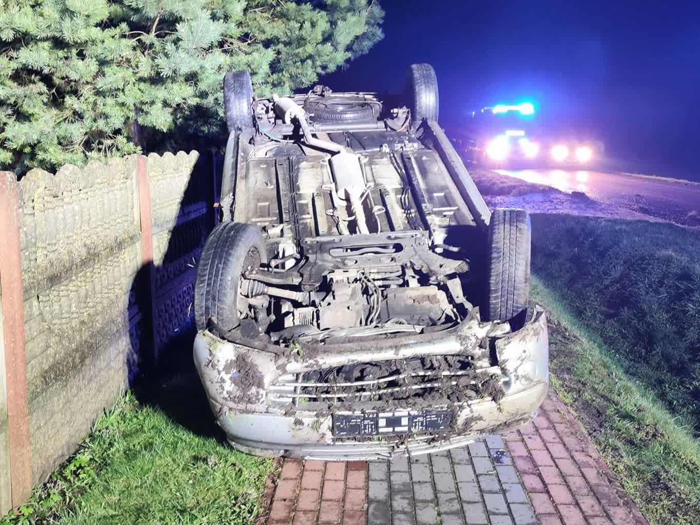 Wjechał w dom i dachował. 24-latek miał blisko 2 promile alkoholu we krwi 3 359-219302.jpg