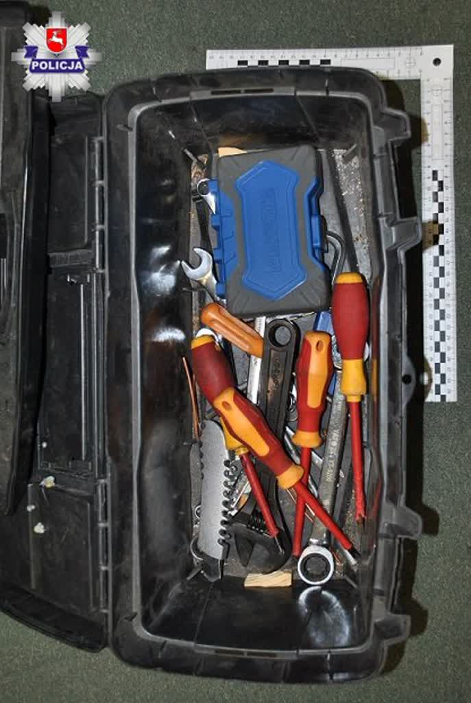 Włamał się do piwnicy. Zabrał łup, a na miejscu zjadł przetwory 3 68-219680.jpg