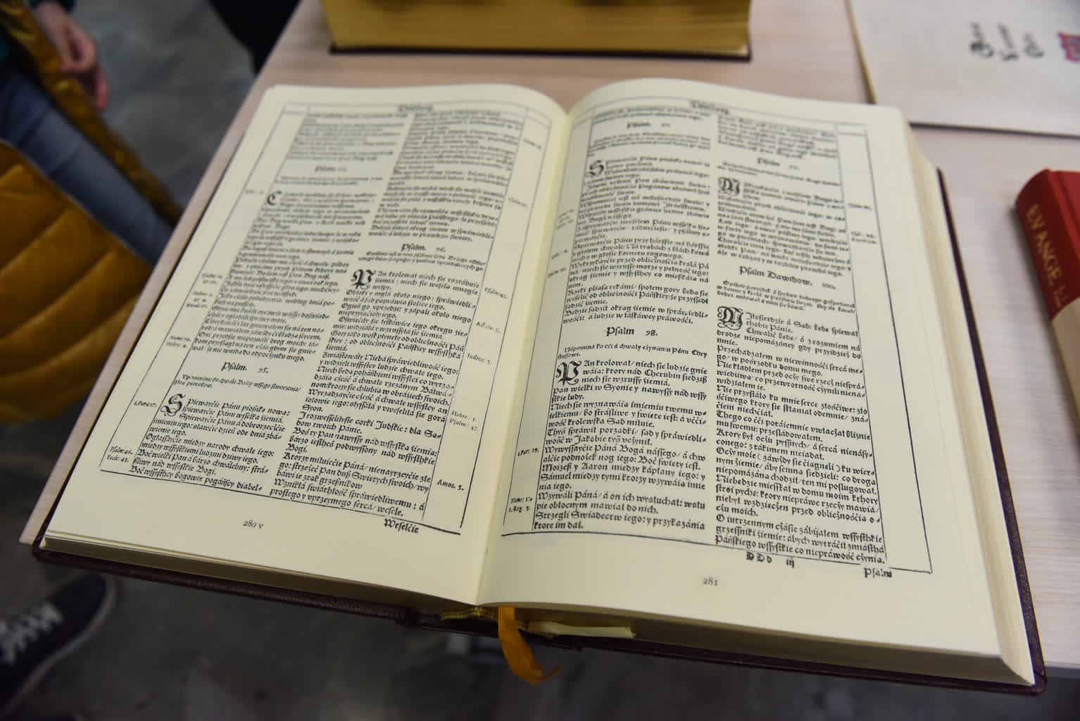 "Miała wyprowadzić ludzi z ciemności". Wystawa o "Najpopularniejszej książce" na UMCS 2 DSC_8370.JPG