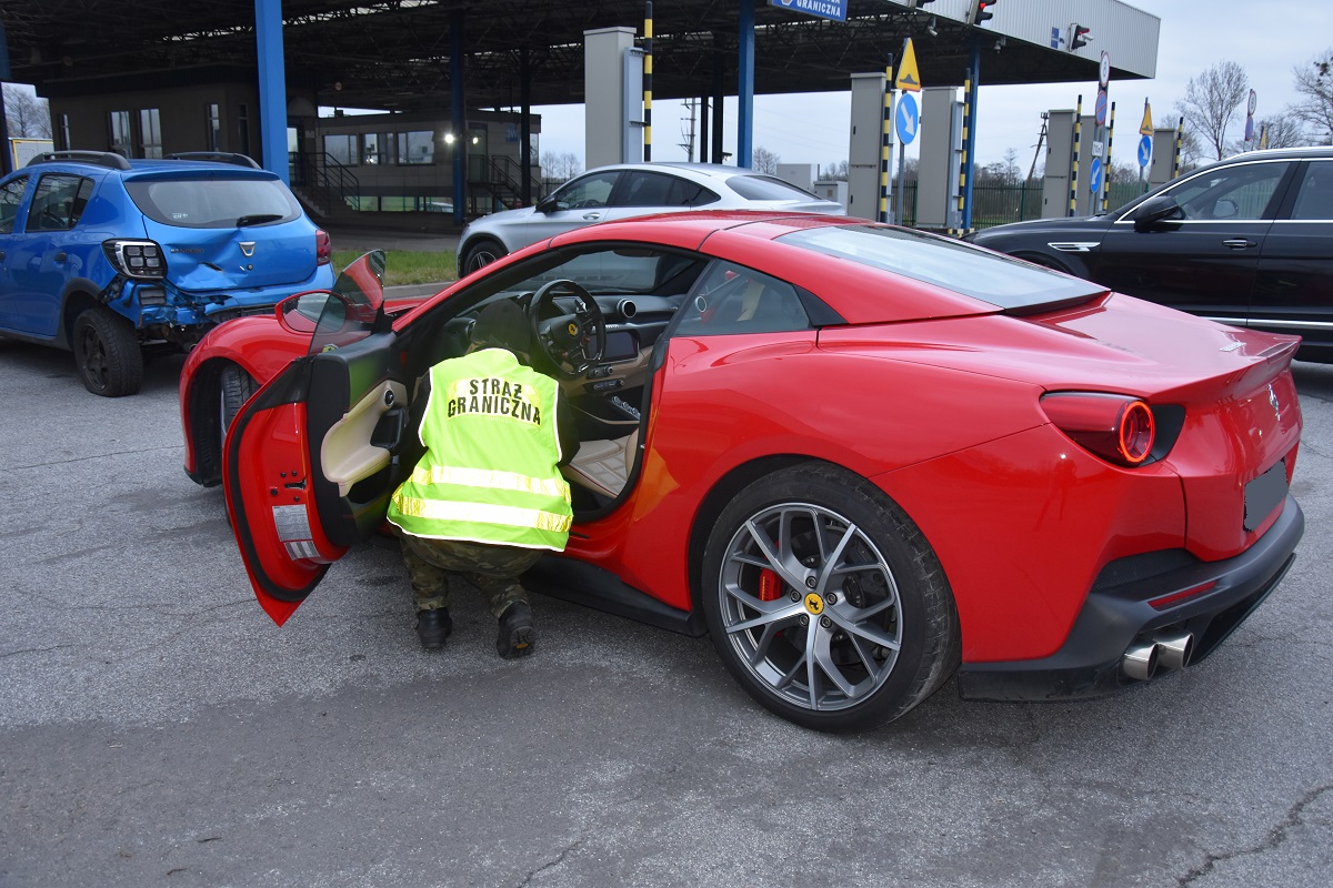 Ferrari zatrzymane w Kukurykach. To najdroższy pojazd, jaki udało się odzyskać w tym roku na wschodniej granicy 2 fp11042.JPG
