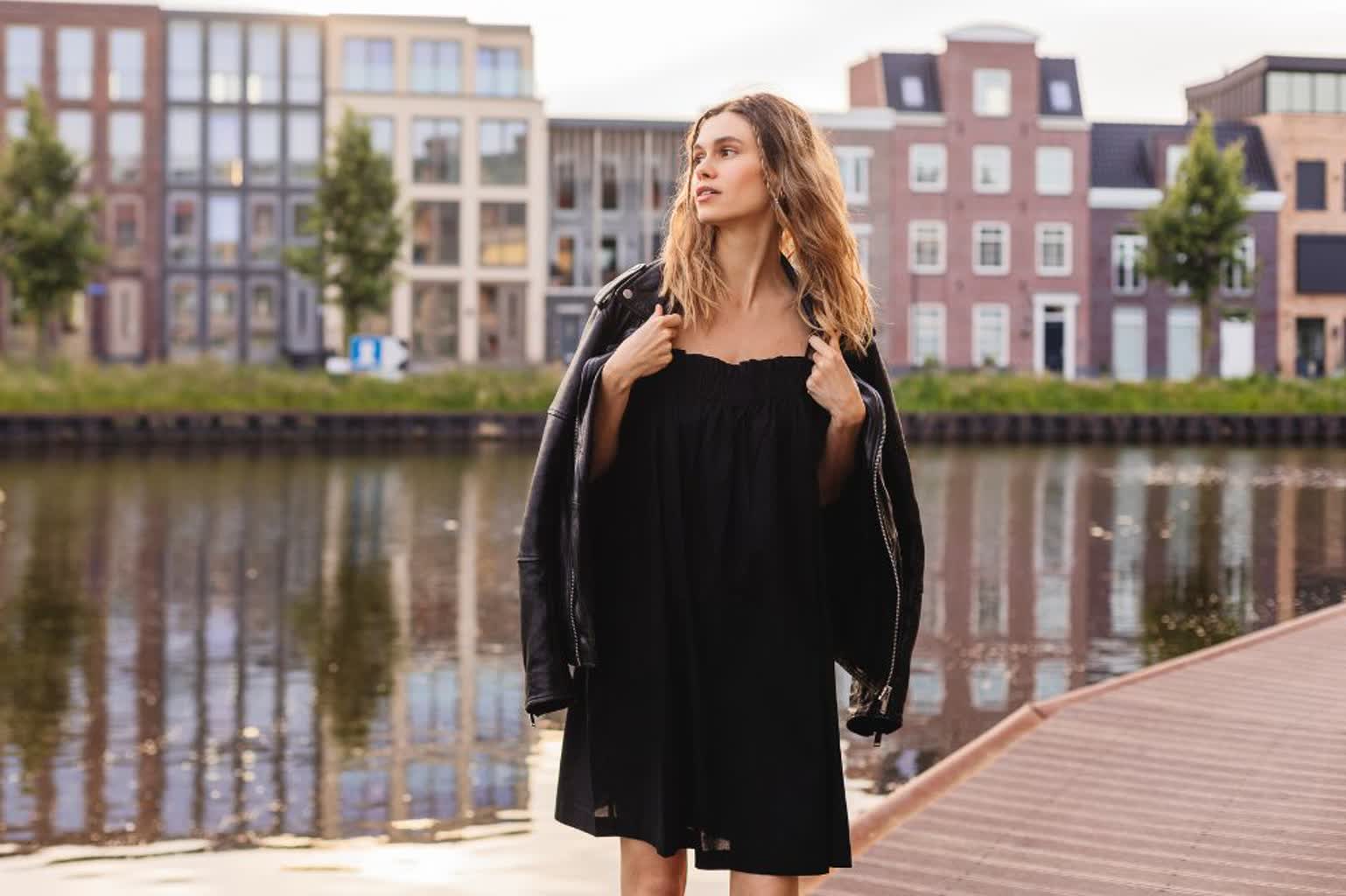 Mała czarna sukienka to już klasyk. Wiemy, jaką wybrać i z czym ją łączyć 3 mała czarna sukienka 3.jpg