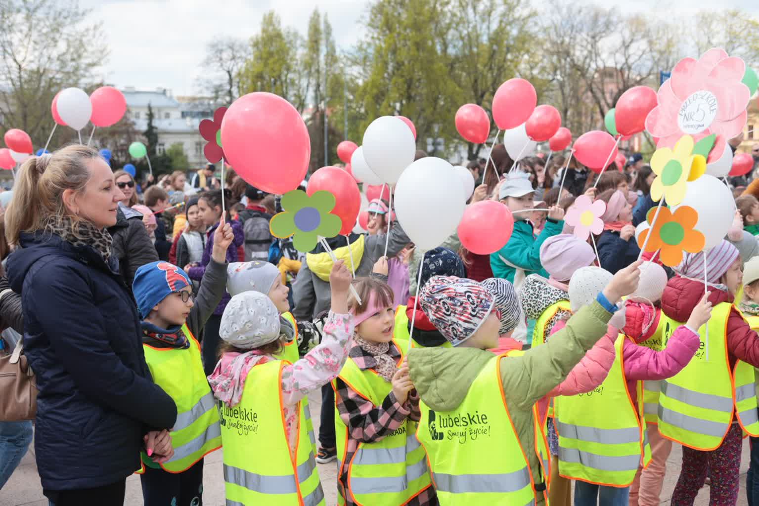 „Wspólnota to radość”. Taneczny korowód połączył pokolenia 2 pm_KOROWOD-280423-030.jpg