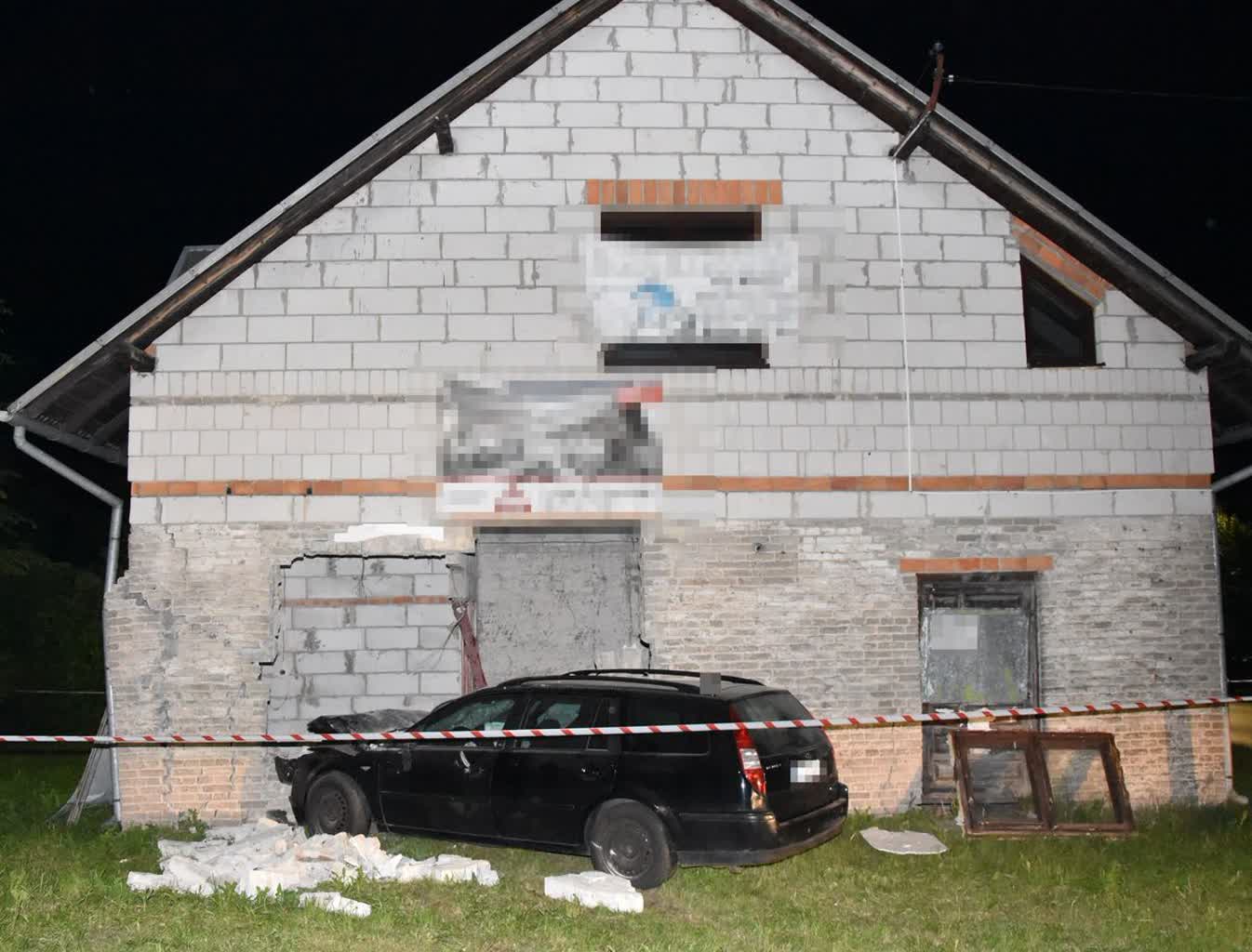 Po pijanemu wsiadł do auta i... wjechał w budynek 2 344-221516.jpg