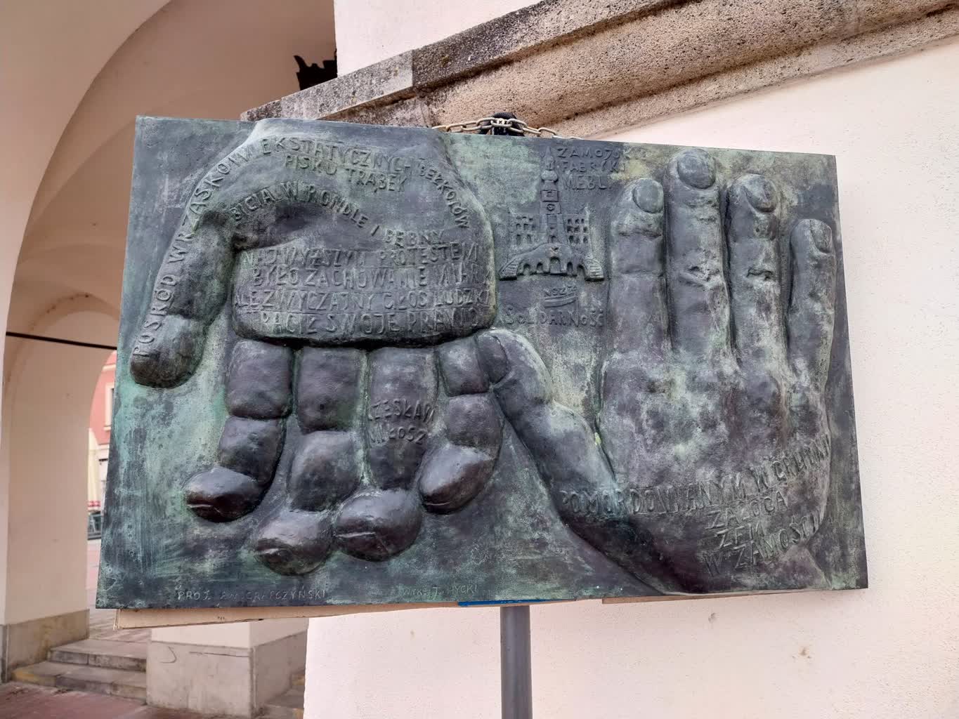 W Zamościu można oglądać tablicę upamiętniającą pomordowanych stoczniowców 2 344941118_619795090081887_354762511630435985_n.jpg