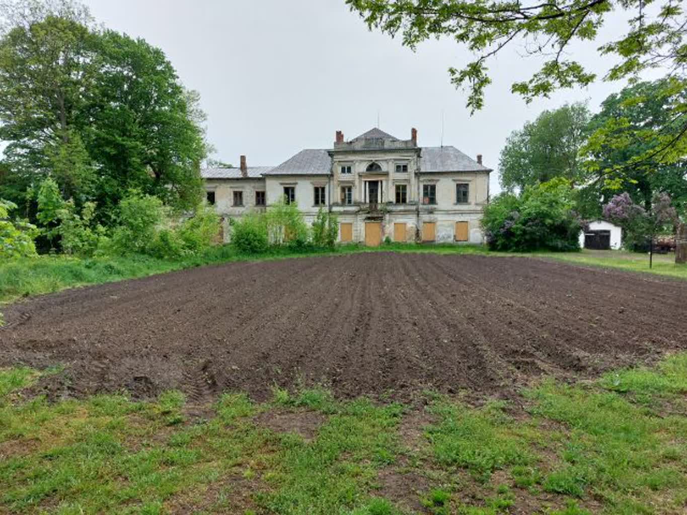 Ziemniaki na klombie przed XIX-wiecznym pałacem. Co dalej z zabytkiem? 3 345668013_227398933258759_817278598611244819_n.jpg