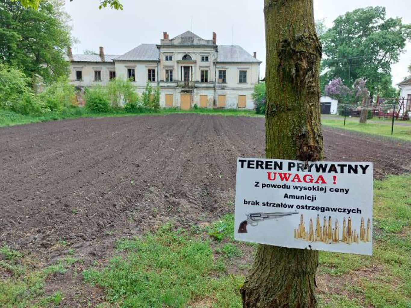 Ziemniaki na klombie przed XIX-wiecznym pałacem. Co dalej z zabytkiem? 2 345677072_250595120838364_3608597353781134445_n.jpg