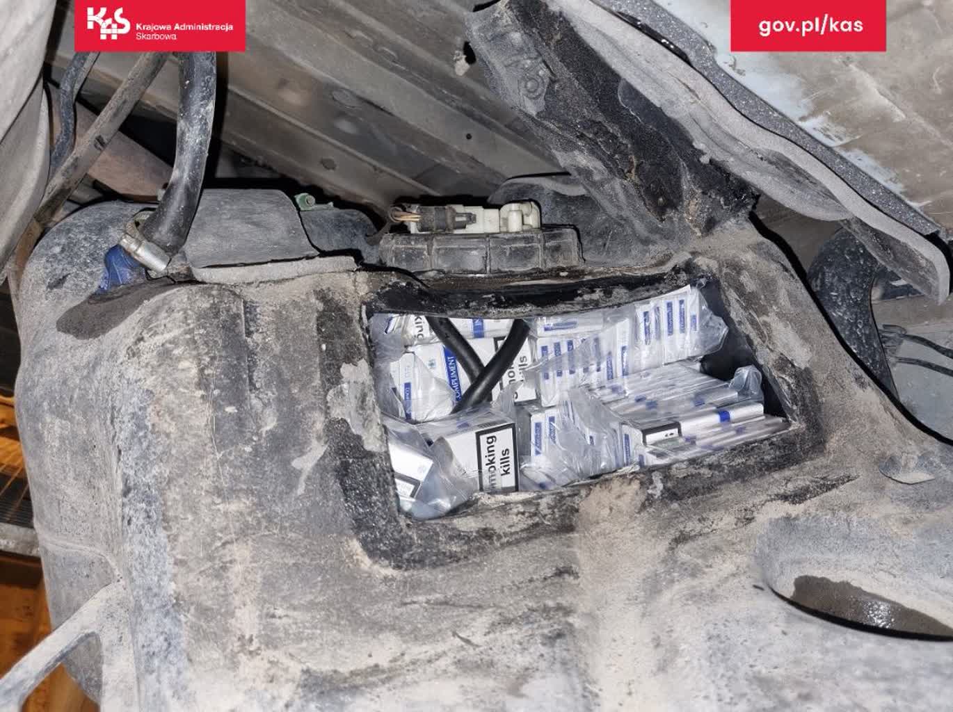 Nielegalne papierosy w samochodowych zbiornikach. Celnicy nie dali się oszukać 2 papierosy.JPG