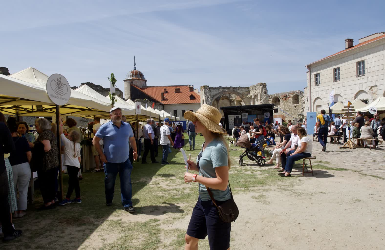Winiarze świętują w Janowcu 2 WINO 1.jpg